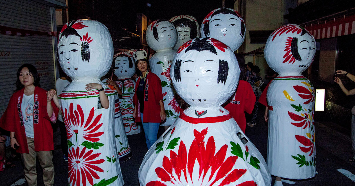 大崎 |「全国こけしまつり」の圧巻こけしパレードを見に行こう